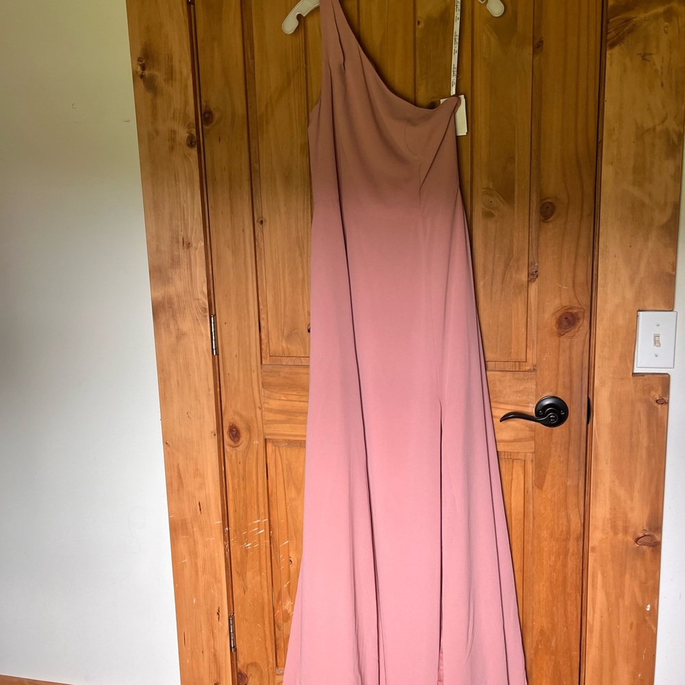 Brand new
Size:8 
Color:dessert coral
Brand:David’s Bridal
Material:Chiffon